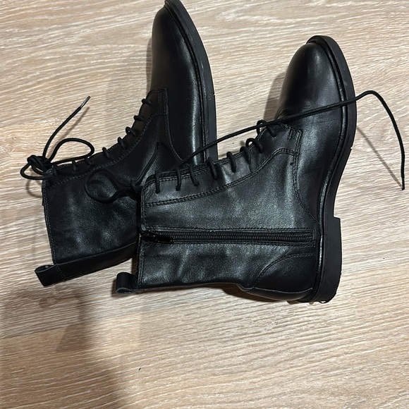Zara combat boots. Rugged and elegant at same time with faux leather laces. - Picture 4 of 6
